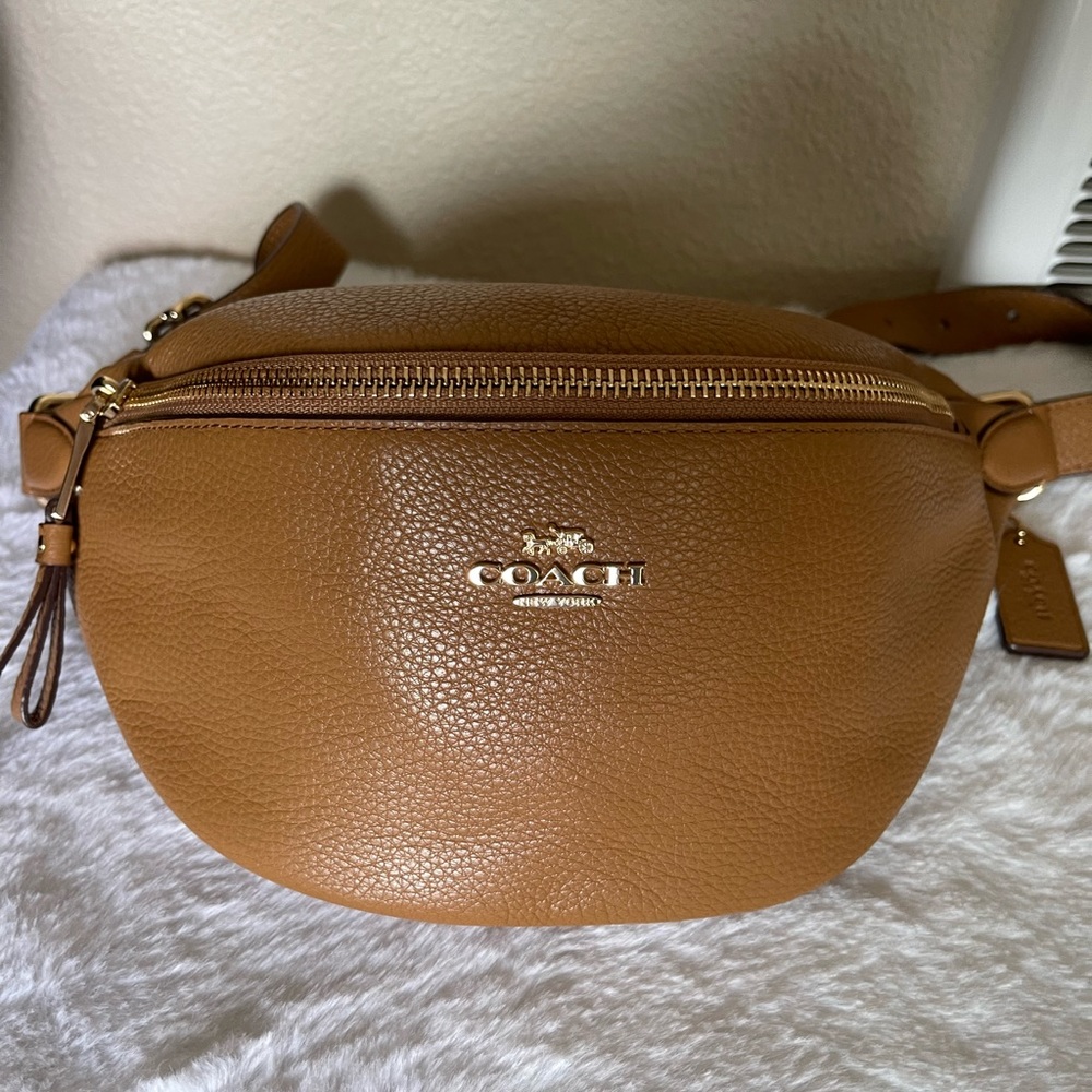 Coach New with tag belt/fanny bag.Real leather. Brown ( light saddle)